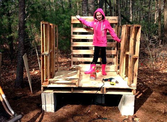 build a chicken coop from old wood pallets